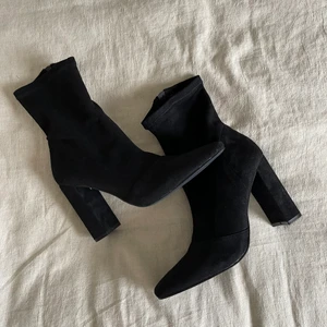 Boots  - Säljer dessa fantastiskt snygga boots vid bra pris! Aldrig använda så det är i toppenskick❣️❣️ 10,5cm klack, frakt 79kr