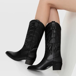 Cowboy boots - Säljer ett par oanvända cowboy boots i storlek 40. Passar 39 oxå. Nypris 700