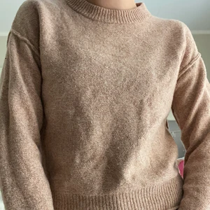 Stickad tröja  - Jättefin stickad tröja från Filippa K i storlek xs med lite detaljer vid sömmarna. Färgen visas inte riktigt på första bilden men bild nummer 2 så ser man mer hur färgen är i verkligheten. Tröjan är använd några få gånger och säljer den just för att jag inte använder den. Säljer för 150+frakt (som köparen står för) 