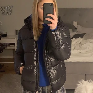 Jacka - Jätte snygg vinterjacka som är i helt nytt skick,  kommer aldrig till användning, ny pris 559kr buda bara om du är intresserad 