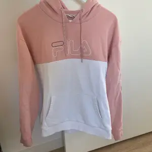 Fila hoodie i storlek L. Mer som en M.  Köpt för 649kr och använd fåtal gånger. I mycket fint skick!  Säljs för 200kr. 