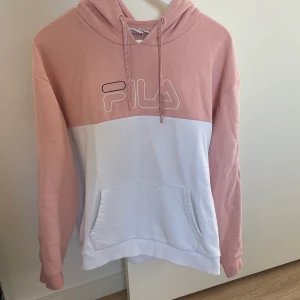 Fila Hoodie  - Fila hoodie i storlek L. Mer som en M.  Köpt för 649kr och använd fåtal gånger. I mycket fint skick!  Säljs för 200kr. 