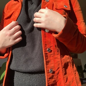 Orange velvetjacka - Supercool jacka från Ernest Blue Jeans! Jättenice material och höstig färg! Frakt tillkommer :)