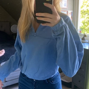 Blå swetshirt - Säljer min fina blå swetshirt med en dragkedja. Jättefin blå färg och har ett super skönt material! 🥰