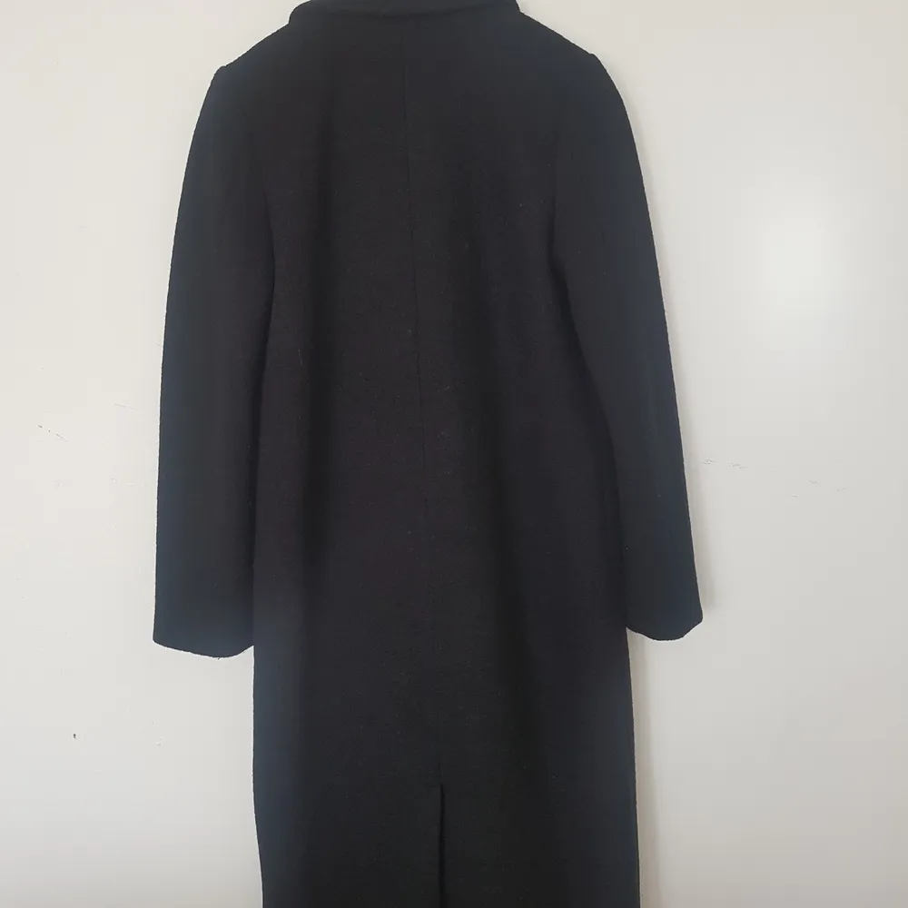 Cute black coat, great for autumn and winter, in a very good condition. For some reason it didnt take my whole photo of it, but can send it of course. Size is XS. It is 107cm long and 47×2cm wide around the chest. Material is ullmix. Post is 67:- by Schenker. Meet up is available, too :). Jackor.