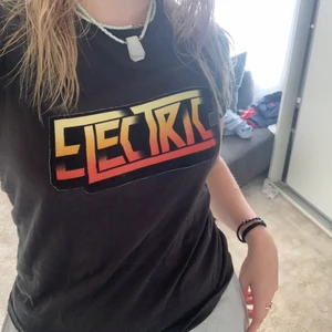 Mörk grå T-shirt med tryck - Mysig mörk grå T-shirt med tryck! Använd några gånger 💖🧡🖤