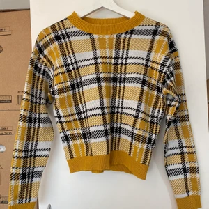 Divided stickad tröja - Stickad tröja i märket Divided från H&M. I fint skick.