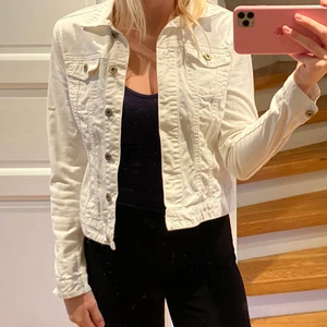 Vit jeans jacka  - Från kapphal. Inte använd så många gånger och är i bra skick. Köparen står för frakten💗