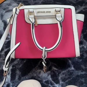 Michael kors - Haft den kanske ett halv år då jag köpte den på Plick innan säljer pga att den inte används pris kan diskuteras 