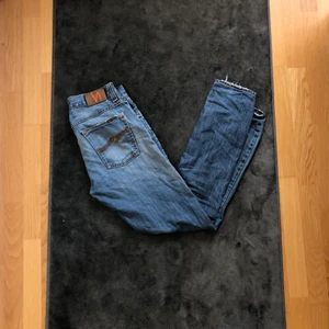 Nudie Jeans  - Sitter lite oversized och är i gott skick. Fin wash med fina detaljer!