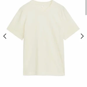 t-shirt - fin t-shirt från Arket som är använd 1 gång och köptes för 170kr i butik✨✨✨ är i storlek L och är oversized på mig som har M💕💕