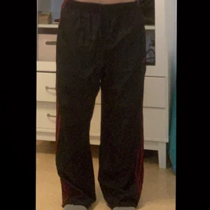 Adidas sweatpants - Ganska bra skick älskar dom hära men tycker att dom sitter lite stort på mig vid skrevet 😂🙅🏻‍♀️