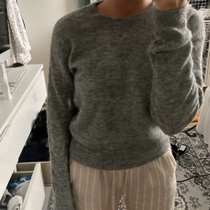 Other Stories stickad - Stickad tröja från other stories i mohair och ull, använd ett fåtal gånger. Storlek xs❤️