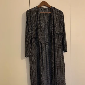 Tunn kappa från Gina tricot - Tunn svartvit kappa från Gina tricot i storlek S (36), sparsamt använd. Inga hål eller fläckar 🥰 om du vill mötas läggs det till 38kr 