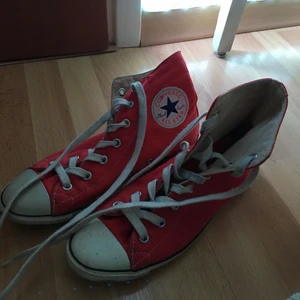 Röda converse - Snygga converse all star! Supersnygga skor som tyvärr inte passar mig längre. Dessa är i storlek 35.5. Jag tror att dessa skor hade passat någon med ganska smala fötter. Dem är lite smutsiga vilket man kan se på bilderna. Jag tror dock att det lätt kan fixas med maskintvätt. Skosnörerna är rena och fina. Sulorna är ganska platta. Utropspriset är 80 kr, buda i kommentarerna! Köp direkt för 200 kr❤️ obs! 79 kr frakt tillkommer!