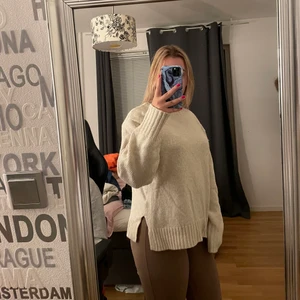 Stickad tröja - Fin stickad tröja från HM i ganska gott skick. Väldigt skön, sticks inte alls. 