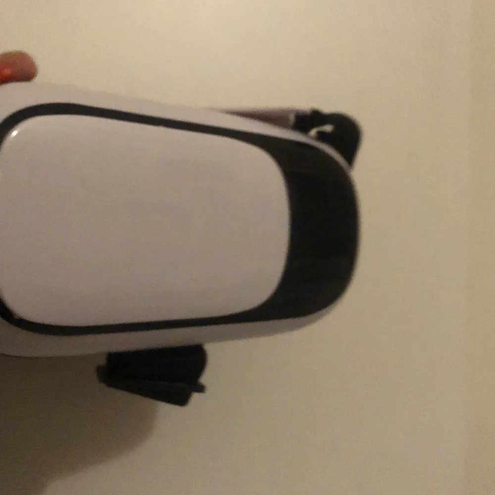 Ett par VR glasögon som inte kommer till användning. Man stoppar in sin mobil med valfri VR app och stoppar in mobilen i glasögonen (se vart på sista bilden) köparen står för frakten och skriv för mer info eller bilder❤️. Accessoarer.