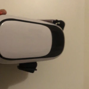 VR glasögon  - Ett par VR glasögon som inte kommer till användning. Man stoppar in sin mobil med valfri VR app och stoppar in mobilen i glasögonen (se vart på sista bilden) köparen står för frakten och skriv för mer info eller bilder❤️