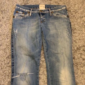 Lågmidjade jeans - Superfina lågmidjade jeans. Har aldrig fått använda dessa då de är köpta på sellpy och var för små för mig när jag fick hem de. Jag är 167 cm, de går ner till mina anklar. De är välfigt lågmidjade och sitter hyfsat tajt (iaf på mig). Fint skick! 120kr + frakt. Skulle säga att de passar både XS och S. 