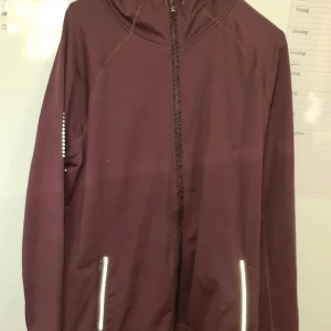 Träningsjacka med mjukt borstad foder  - En jätteskön, varm och stretchig träningsjacka i strlk. Xl