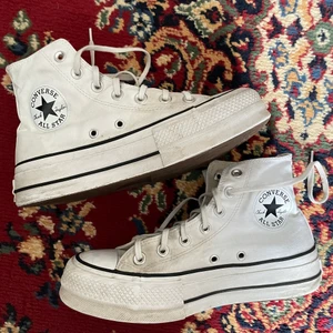 vita converse platforms - fräscha converse - chuck taylor hi lift (5 cm platå) storlek 37. inköpta för cirka 900kr. om flera är intresserade blir det budgivning <3