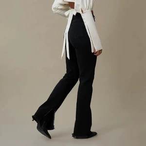 Jeans - HannaShönberg X nakd  - Säljer dessa slutsålda jeans från Hanna Schönbergs kollention med NaKd. Så snygga men fel storlek för mig tyvärr! 