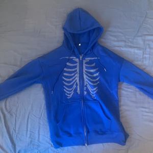 Rhinestone Hoodie - Otroligt fin rhinestone hoodie med fint motiv, sitter oversized och är riktigt mysig. Perfekta till hösten. Vid visat intresse kommer jag att aktivera en budgivning annars kan ni gärna skriva! Passar folk som är runt 160-170