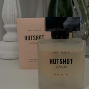 Säljer denna super fina parfym från Linn Ahlborgs ”HotShot but Hotter” som är slutsåld.  Säljer den då den tyvär inte kommer till användning. 💓  Nypris: 599kr Mitt pris: 450kr Kan mötas upp eller fraktas. Frakt: 66kr spårbart😇