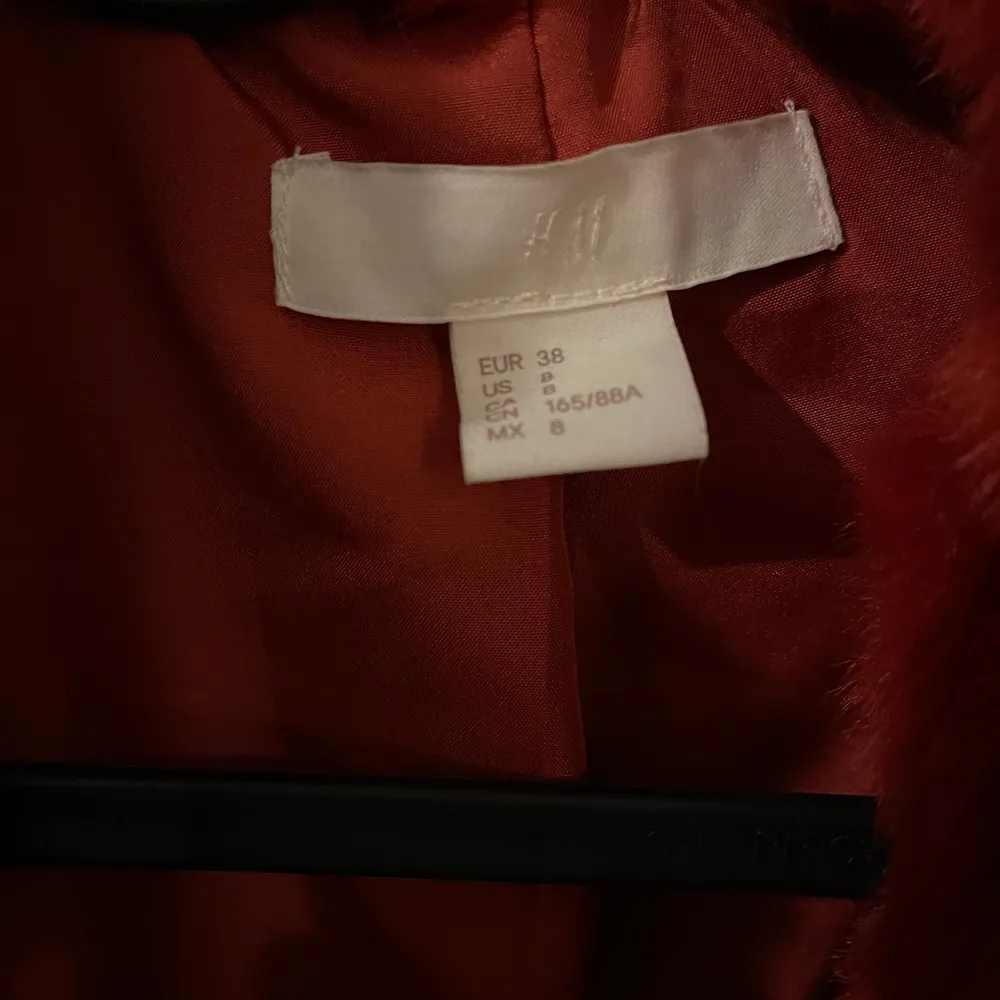 Hej, jag har en ny h&m  -isolerad jacka till salu, storlek märkt Mköpt i affären för 900 kr. Jackor.