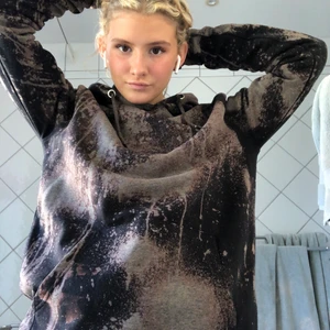 Tie dye hoodie - Knappt använd tie dye hoodie i toppskick! jättesnygg och skönt material. Säljer eftersom jag har en annan exakt likadan. 