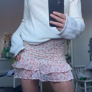 Blommig kjol - Säljer denna helt oanvända super söta kjol med volanger nertill. Passar skit bra till en vit sweatshirt eller t shirt med smycken. Kjolen är jätte töjbar och man kan välja längd på den. Kom privat om du vill ha mera bilder💓