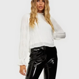 Vit blus  - Blus från Nelly i jättebra skick😍 . Som ny! Säljer för 50kr, i stl 34.
