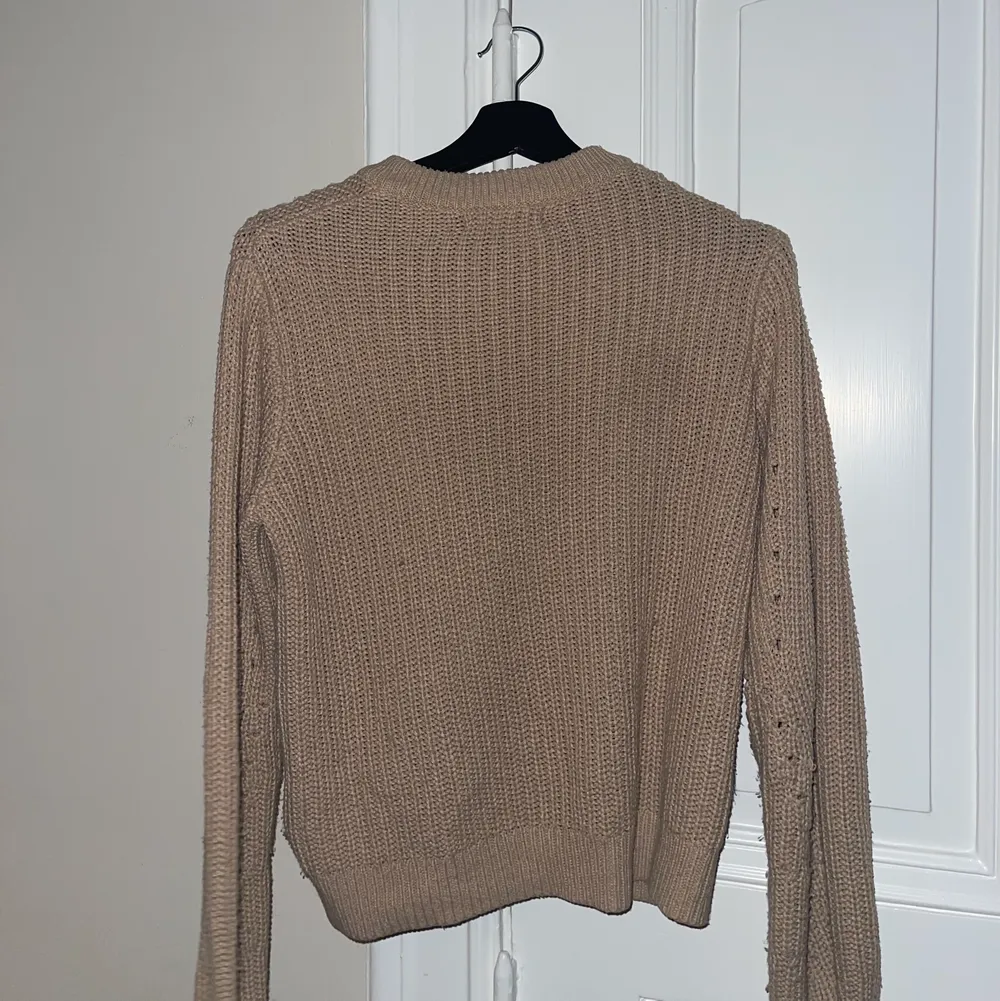 Stickad beige tröja från Gina tricot. Så skönt material och perfekt för hösten! I storlek M. Kan frakta eller mötas upp i Hbg! 💕. Stickat.