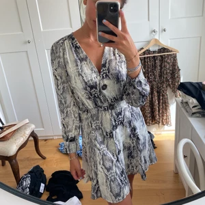Klänning i ormmönster - Superfin klänning med knappar från Zara. Jättebekvämt silkesliknande material. Storlek M, men den är liten i storleken och passar bättre på den som oftast bär S.