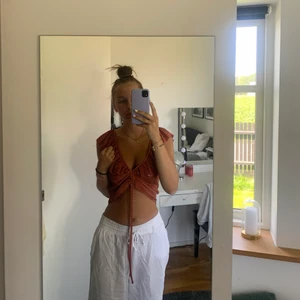 Blus - Supersöt blus som har en indragning vid brösten. Superskönt material, och är sällan använd.  Köparen står för frakt 💘💘