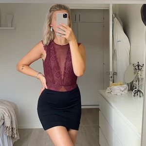 Body - Så snygg body, jättebekväm, stretchigt material👌🏼 Har klippt bort lappen men tror den är köpt på Vila/Vero moda och storlek xs-s! Jättefint skick! Köparen står för frakt ♥️