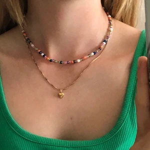 Pärlhalsband - Säljer hemmagjorda halsband med pärlor i olika färger. Man kan själv bestämma färg/färgskala och de kostar 50 kr styck. Köparen står för frakt 😊