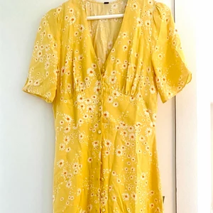 Nobody’s child långklänning  - Härlig sommarklänning i nyskick. Aldrig använd pga för liten i storlek. Klänningen är i storlek 38/M men jag anser att den passar en person med storlek 34/XS eller 36/S. Annars superfin och jätteskön. Liten i storleken pga att materialet inte är elastiskt. Köparen står för frakt.