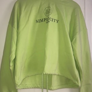 Hoddie  - Säljer en hoddie från gina tricot. Hoddien är i storlek L men passar även M perfekt. Nypris 250kr säljer den för 70kr