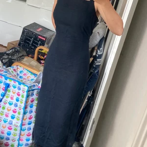 Svart klänning till salu - Jag köpte den här på secondhand för något år sedan och nu känner jag att den inte har kommit till användning. Klänningen är omkring 35 år