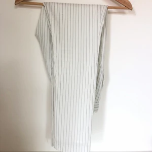 NA KD striped pants i vitt - Ett par jättefina byxor som inte använts många gånger. Inga fläckar eller konstigheter. Strl XS och passar inte mig längre. Skriv om frågor mm.💕🦋 köparen står för frakten.