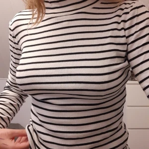 Hm tröja - En fin randig, lite höghalsad tröja från hm. Den är i barnstorlek 12-14 år, men passar mig som har S. Inte använd mycket, därför bra skick!