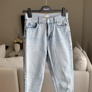 Perfekta mjuka jeansen med slitningar - Verkligen älskat dessa jeansen som tyvärr blivit för stora, dem är så bekväma, perfekt fit och snygga slitningar längst ner på benen som framhäver skorna. Storlek S men jag har S och skulle säga att de definitivt är M. 💐