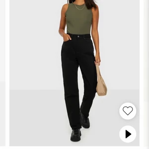 Svarta jeans - Säljer mina svarta jeans från Nelly som köptes i vintras. Har används ca 5 gånger och är som nya! 😇 Modellen är 176. Köptes för 599 🤍🤍