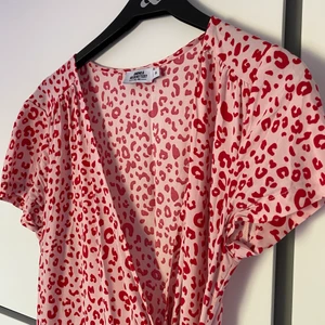 Fin klänning - Säljer finaste klänningen från Andrea Hedenstedts kollektion med nakd! Aldrig använd av mig, säljer för den är för liten, slits nedtill