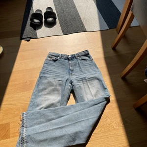 Monki Jeans 💙 - Superfina jeans från Monki som jag själv sprättat upp där nere! Storlek 27 💙