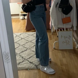 ljusblåa Jeans - Ett par skitsnygga jeans med vida ben. Ljusblåa från Lindex. Köpta för 400kr. På bilden är jag 168 och de går ner till skon precis. Högmidjade och sköna! Säljer för att de är för små för mig nu, fortfarande i jättebra skick