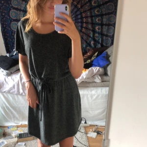 Klänning  - Bekväm klänning med snören i midjan som man kan knyta. Det är en M men passar också gör s och xs det beror på hur man vill att det ska sitta. Det är även stretchig. Säljer för att jag behöver pengar. 