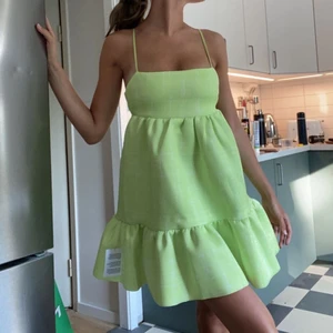 Slutsåld grön klänning  - Intressekoll på min slutsålda gröna klänning, i strl XS men passar S också då man själv knyter där bak. Jag är ca 170 cm, och den är inte för kort! Malmö/Lund