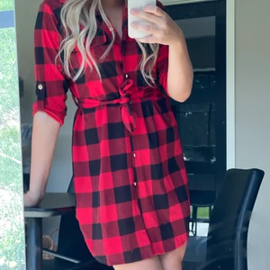 Rutig klänning  - Jätte fin rutig klänning köpt på JFR.se. Helt ny och oanvänd. One size men passar nog både s/m/l då tyget är stretchigt 